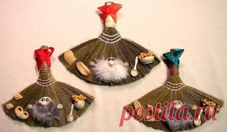 Магические свойства веника
С давних времен существует масса примет насчет веников, чтобы сохранить удачу и благополучие в доме:
веник всегда ставят ручкой вниз – сохраняет благосостояние и уберегает от демонов;
• нельзя мести веником за порог, чтобы не вымести деньги;
• нельзя мести после заката, чтобы не заболеть;
• нельзя переступать через веник;
• нельзя бить использованным веником – к болезням;
• новым веником бьют плодовые деревья – к урожаю;
• новым веником били дете...