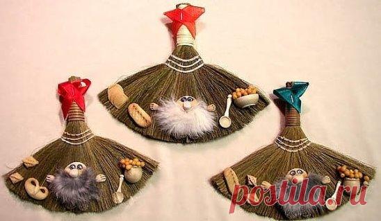 Магические свойства веника
С давних времен существует масса примет насчет веников, чтобы сохранить удачу и благополучие в доме:
веник всегда ставят ручкой вниз – сохраняет благосостояние и уберегает от демонов;
• нельзя мести веником за порог, чтобы не вымести деньги;
• нельзя мести после заката, чтобы не заболеть;
• нельзя переступать через веник;
• нельзя бить использованным веником – к болезням;
• новым веником бьют плодовые деревья – к урожаю;
• новым веником били дете...