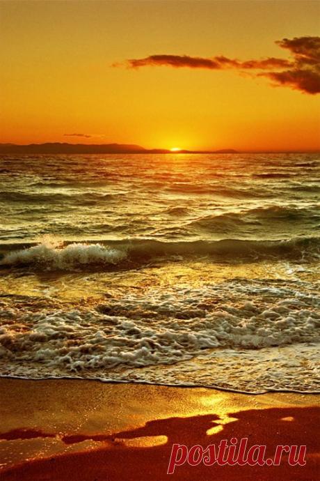 Sunset at the beach.... |  Найдено на сайте 0-siris.tumblr.com.