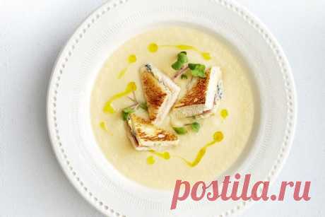 Cauliflower soup with blue cheese and ham sandwich croutons