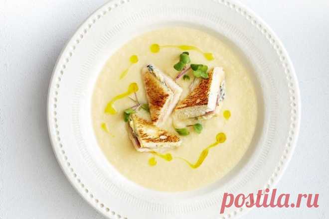 Cauliflower soup with blue cheese and ham sandwich croutons