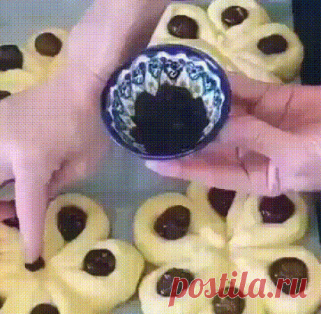 «Цветочки с финиками». Красивая идея для выпечки.