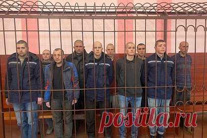 В ДНР приговорили к срокам десять бойцов «Азова» за обстрелы жилых домов. В Донецкой народной Республике (ДНР) вынесли приговор десяти бойцам украинского военизированного националистического объединения «Азов» (запрещенная в России террористическая организация), обстрелявшим из минометов жилой массив. Они получили от 26 до 27 лет колонии строгого режима.
