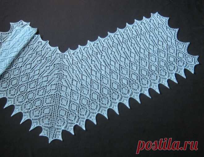 Голубая ажурная шаль спицами. Вязаная спицами стола |
