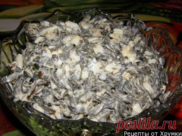 Простой салат из консервированной морской капусты