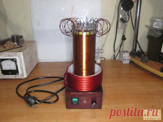 Полумостовая транзисторная катушка Тесла Приветствую, радиолюбители-самоделкины, а также все неравнодушные к высоковольтным разрядам!Знакомство с радиоэлектроникой а также навыки пайки открывают перед человеком массу новых возможностей. Например, если обычные люди могут лицезреть красивые высоковольтные разряды молний лишь в небе, и то,