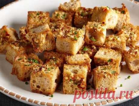 Чесночные гренки из белого хлеба.
Продукты:
-нарезной батон - 1 батон
-чеснок - 4 зубчика
-растительного масла - 2 ст.л.
-соли без горки - 1 ч.л.
-паприка - 1/2 ч.л.
-черного перца - 1/2 ч.л. или по вкусу
-кориандра - 1/2 ч.л.
Приготовление:
Приготовление чесночных гренок:
Чеснок выдавить через специальный пресс.
В небольшой емкости смешать растительное масло, чеснок, соль и пряности. По желанию можно добавить измельченный перец чили.
Батон нарезать небольшими кубиками.
В целлофановый