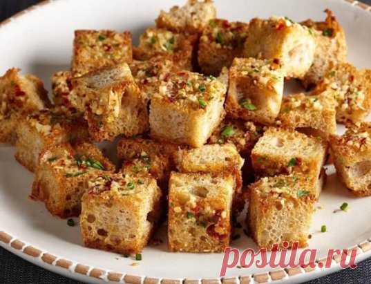 Чесночные гренки из белого хлеба.
Продукты:
-нарезной батон - 1 батон
-чеснок - 4 зубчика
-растительного масла - 2 ст.л.
-соли без горки - 1 ч.л.
-паприка - 1/2 ч.л.
-черного перца - 1/2 ч.л. или по вкусу
-кориандра - 1/2 ч.л.
Приготовление:
Приготовление чесночных гренок:
Чеснок выдавить через специальный пресс.
В небольшой емкости смешать растительное масло, чеснок, соль и пряности. По желанию можно добавить измельченный перец чили.
Батон нарезать небольшими кубиками.
В целлофановый