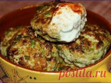 Котлеты из кабачков с фаршем  Такую вкусноту из кабачка ты вряд ли когда-либо пробовал! Пышные котлетки прямо к ужину.  Это блюдо создано словно специально для тех, кто не любит кабачки. Кабачковые котлеты с фаршем: ароматные, пышные, нежные, они заставят поменять мнение об кабачках любого привереду!  Кабачок не только не ухудшит вкус котлет, а наоборот, добавит сочности и нежности привычному блюду. К тех пор как я впервые приготовила котлеты с кабачками по этому рецепту, ...