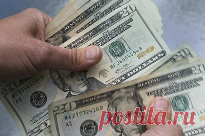 Минфин предложил облегчить ввоз валюты в Россию. Директор департамента финансовой политики Минфина Иван Чебесков предложил облегчить условия ввоза иностранной валюты в Россию в рамках круглого стола Госдумы. Сейчас при ввозе иностранной валюты на сумму более 10 тысяч долларов в эквиваленте россияне обязаны ее декларировать.