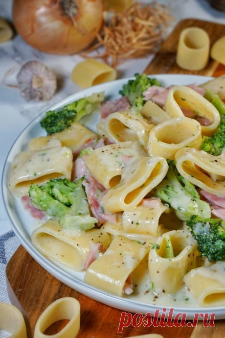Nudeln in Käse Sahne Soße mit Kochschinken und Brokkoli