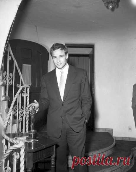 Марлон Брандо со своей наградой за фильм «В порту» в 1955 году.