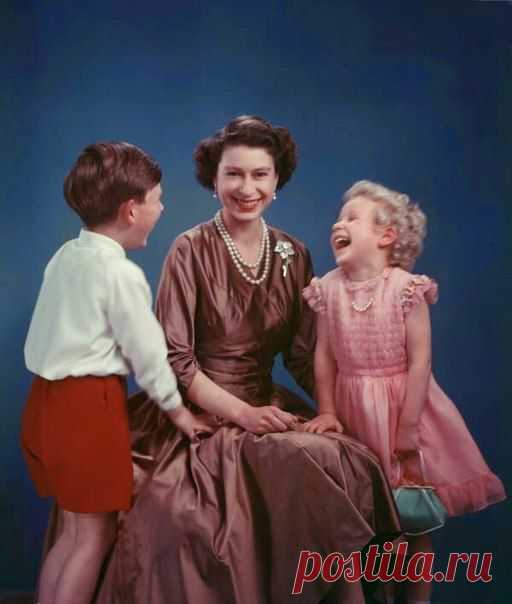 Королева Елизавета 2 с принцем Чарльзом и принцессой Анной, 1954 г. / Историческая справка