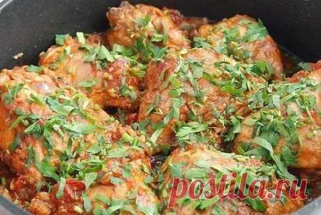 Чахохбили
Одно из вкуснейших блюд грузинской кухни!
Фазан, по-грузински «хохоби», ранее широко распространёная в Грузии птица. Так "хохоби" и дал название любимому многими блюду Чахохбили. По сути это рагу из мяса птицы, особенностью которого является, обжаривание кусочков без добавления жира, а затем тушение в собственном соку и томате , с добавлением специй и орехов до готовности. Наверное сколько в Грузии хозяек, столько и единственно верных вариантов этого рецепта.
Ингредиенты:
1-1,3 кг