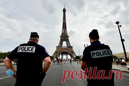 На улицах Франции станет больше полицейских. Президент Франции Эммануэль Макрон захотел увеличить присутствие полицейских на улицах городов в течение ближайших десяти лет. Французский лидер подчеркнул, что присутствие сотрудников полиции в общественных местах сдерживает правонарушителей и способствует снижению общего уровня преступности.