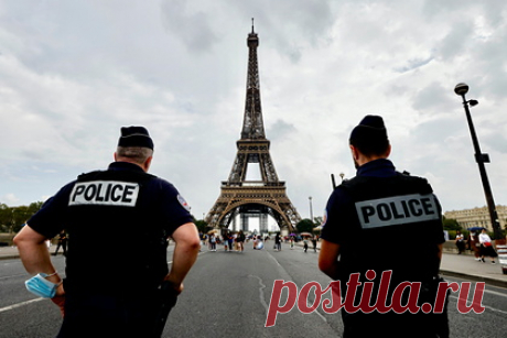 На улицах Франции станет больше полицейских. Президент Франции Эммануэль Макрон захотел увеличить присутствие полицейских на улицах городов в течение ближайших десяти лет. Французский лидер подчеркнул, что присутствие сотрудников полиции в общественных местах сдерживает правонарушителей и способствует снижению общего уровня преступности.