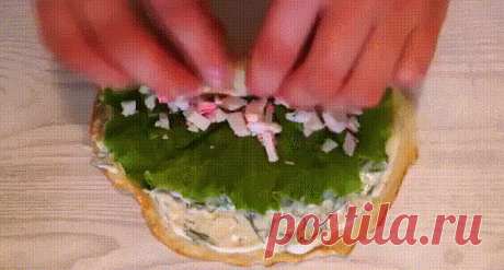 Ингредиенты
____________
Для Блинов:
Яйцо – 4 шт.
Соль – 1/3 ч.л.
Майонез – 1 ст.л. (или сметана)
Крахмал – 1 ст.л.
Мука – 1 ст.л.
Для начинки:
майонез – 4 ст.л. (или сметана)
перец – по вкусу
чеснок – 2-3 зуб.
укроп – 1 пучок
листья салата – 10 шт.
крабовые палочки – 100 гр.
Готовим
___________
Из яиц, майонеза, соли, муки и крахмала готовим блинчики.
Приготовим соус. Смешаем майонез, чеснок и мелко порезанный укроп.
Блинчики смазываем соусом, кладем лист салата, посыпаем мелко порезанными краб