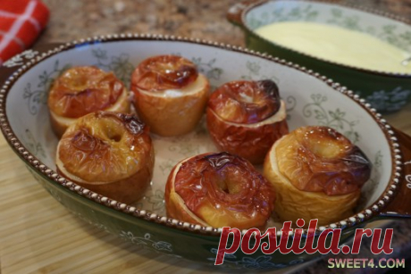 Baked apples with custard
