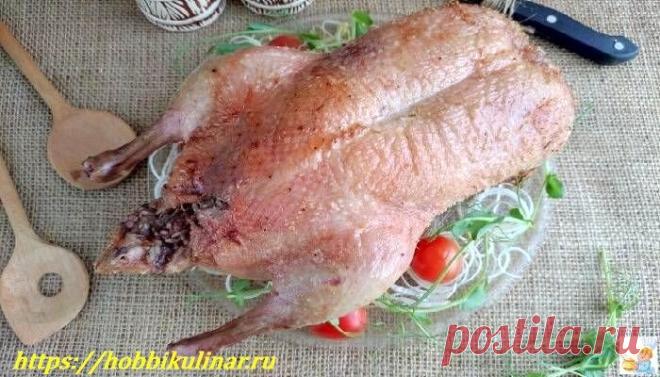 Утка фаршированная с рисом в духовке – пошаговый рецепт Для Вас домашний рецепт приготовления утки целиком, фаршированной рисом с потрошками, приготовленная в духовке в утятнице. Получается сочной, мягкой. Прекрасный аромат и вкус. Пошаговый рецепт с фотографиями.