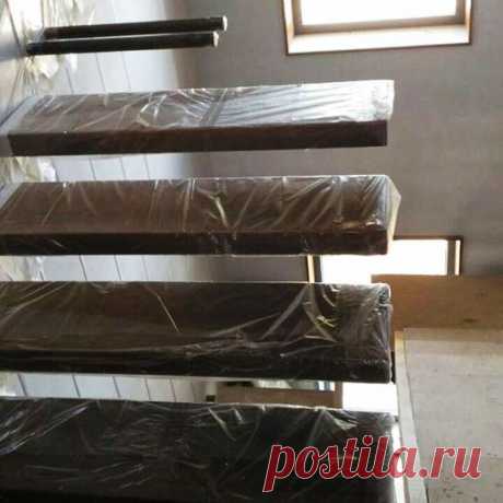 Консольная лестница с деревянными ступенями