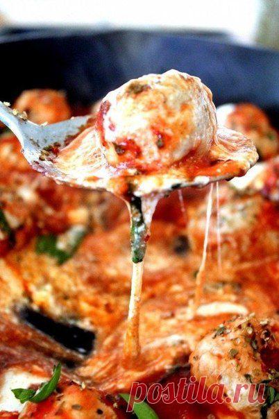 Фрикадельки в остром томатном соусе под сыром.