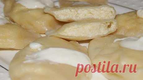 Вареники с творогом (тесто на минералке)

Тесто, а соответственно, и вареники просто великолепны. Легкие, сочные, воздушные. Тесто эластичное и не рвется. Работать с ним одно удовольствие!

Тесто:
- Минеральная вода газированная 100 мл 
-Сметана 100 г 
-Яйцо 1 шт.
-Мука сколько возьмет тесто, примерно 4 стакана.
-Соль 1/2 ч.л.

Начинка ( на половину порции теста) : 
- Творог 250 гр 
- желток 
- сахар 1 ст л
- манка 1 ст. ложка без горки. Не бойтесь добавлять манку, она сов...