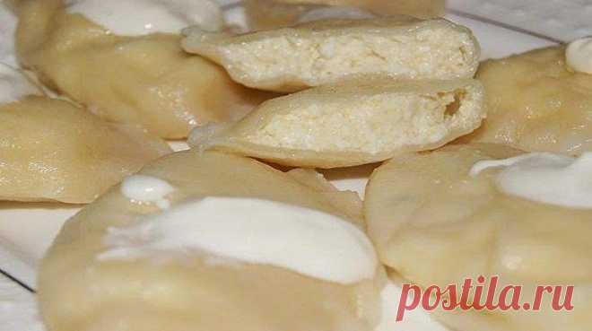 Вареники с творогом (тесто на минералке)

Тесто, а соответственно, и вареники просто великолепны. Легкие, сочные, воздушные. Тесто эластичное и не рвется. Работать с ним одно удовольствие!

Тесто:
- Минеральная вода газированная 100 мл 
-Сметана 100 г 
-Яйцо 1 шт.
-Мука сколько возьмет тесто, примерно 4 стакана.
-Соль 1/2 ч.л.

Начинка ( на половину порции теста) : 
- Творог 250 гр 
- желток 
- сахар 1 ст л
- манка 1 ст. ложка без горки. Не бойтесь добавлять манку, она сов...