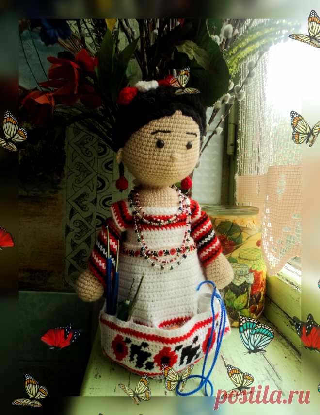 Кукла помощница связанная крючком - это органайзер для всех, кто занимается творчеством.Кукла помощница связанная крючком станет отличным подарком для рукодельницы. Кукла может хранить все необходимые для рукоделия инструменты. Туловище куколки крепится на банку. В карманах фартучка можно хранить полезные мелочи и инструменты.