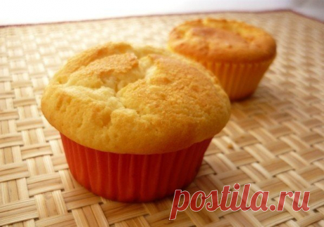 Творожные кексы

Ингредиенты:

Творог — 400 г
Сливочное масло или маргарин — 200 г
Сахар — 1 стак.
Яйца куриные — 3 шт.
Крахмал — 100 г 
Разрыхлитель — 1 ст. л.
Мука — 150 г
Цедра лимона — 1/2 шт.

Приготовление:

1. Маргарин или сливочное масло смешать с сахаром.
2. Добавить творог и хорошо перемешать.
3. По одному вбить яйца.
4. Цедру половины лимона натереть на мелкой терке и добавить в тесто.
5. Добавить крахмал и разрыхлитель.
6. Небольшими порциями всыпать муку, не п...