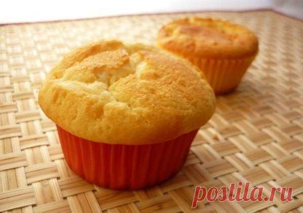 Творожные кексы

Ингредиенты:

Творог — 400 г
Сливочное масло или маргарин — 200 г
Сахар — 1 стак.
Яйца куриные — 3 шт.
Крахмал — 100 г 
Разрыхлитель — 1 ст. л.
Мука — 150 г
Цедра лимона — 1/2 шт.

Приготовление:

1. Маргарин или сливочное масло смешать с сахаром.
2. Добавить творог и хорошо перемешать.
3. По одному вбить яйца.
4. Цедру половины лимона натереть на мелкой терке и добавить в тесто.
5. Добавить крахмал и разрыхлитель.
6. Небольшими порциями всыпать муку, не п...