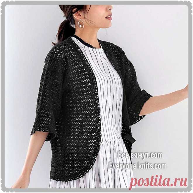 УКОРОЧЕННЫЙ КАРДИГАН С КОРОТКИМИ, СВОБОДНЫМИ РУКАВАМИ.
Связан крючком лаконичным узором.