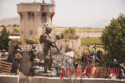 Американцев заставили стереть оскорбительные надписи в аэропорту Кабула. Военнослужащие США сделали несколько нецензурных надписей в адрес талибов в аэропорту Кабула после терактов в конце августа. Но позднее командование заставило солдат стереть все оскорбления. Причины стирания надписей солдатам остались непонятны. Один из них назвал такой приказ «пощечиной».