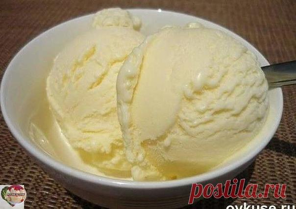 Это очень старый рецепт,я была ещё школьницей, когда он мне попался на глаза. Делала и не раз,с добавлением ванили. Очень вкусно! О таком вкусе мороженного Вы уже забыли, попробуйте приготовить...не пожалеете .

Домашнее мороженое, тот самый вкус советского пломбира.

Ингредиенты:
– 2 стакана сахара
– 1 литр молока
– 100 гр сливочного масла
– 1 ч. ложка крахмала
– 5 яичных желтков

Приготовление:
1. Сливочное масло опускаем в подогретое молоко и доводим его до кипения.
2. ...