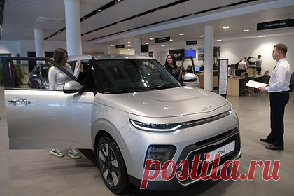 Kia и Hyundai окончательно уйдут из России. Корейские автогиганты Kia и Hyundai полностью закроют свой бизнес в России до конца года. Производители начали распродавать остатки авто с российских складов с наценкой в миллион рублей, а их салоны меняют вывески — теперь там будут продавать китайские марки. Кроме того, оттуда массово увольняются работники.