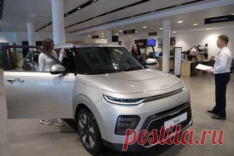 Kia и Hyundai окончательно уйдут из России. Корейские автогиганты Kia и Hyundai полностью закроют свой бизнес в России до конца года. Производители начали распродавать остатки авто с российских складов с наценкой в миллион рублей, а их салоны меняют вывески — теперь там будут продавать китайские марки. Кроме того, оттуда массово увольняются работники.