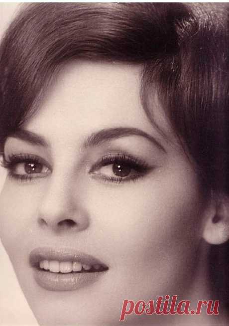 Невероятно красивая женщина, идеал женской красоты и обаяния, смотришь на нее, как на прекрасный цветок и не можешь насмотреться.

Мишель Мерсье по праву входит в десятку самых красивых женщин всех времен и народов. Сколько бы не было прекраснейших девушек в мире, таких как Мишель Мерсье больше не существует. Идеал красоты, несмотря на то, что вкусы меняются, но этот идеал остается на самом высочайшем пьедестале.