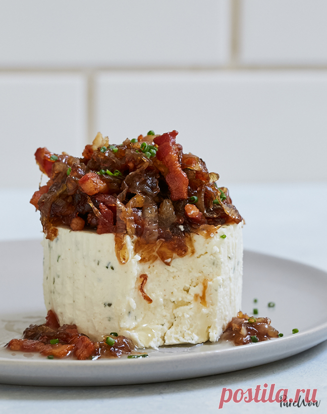 Сыр Бурсен с карамелизированным луком и беконом