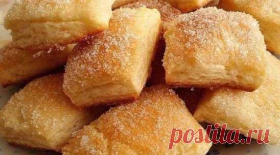Простое в приготовлении и очень вкусное, хрустящее печенье
Ингредиенты:
- 1 пачка маргарина (250 г)
- 2 стакана муки
- 1 баночка сметаны (230 г)
- сахар
Приготовление:
1. Пачку маргарина небольшими порциями натереть на терке, перемешивая с мукой. Получается как крошка. 
2. Добавить баночку сметаны и замесить тесто. 
3. Положить на 30 минут в морозилку. 
4. Раскатать, присыпать сахаром и по сахару раскатать (вкатывая сахар) до толщины примерно в 0,5 см.
5.  Разрезать на ромбики. 
6. Выложить на
