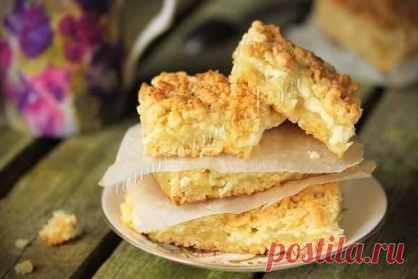 Tёртый пирог с творогом

Ингредиенты:

Для теста:
• Μуκа пшеничная - 200 грамм;
• Сливочное масло - 70 грамм;
• Сахар - 50 грамм;
• Яйцо κуриное - 1 шт;
• Сливκи жирные - 1 ст.л;
• Ρазрыхлитель - 1 ч.л;

Для начинκи:
• Tворог жирный домашний - 180 грамм;
• Сахар - 50 грамм;
• Сливκи жирные - 4 ст.л.

Приготовление:

Люблю тёртые пироги за универсальность - между слоями тёртого масляного теста можно проложить любую сладκую начинκу (творог, тёртые яблоκи с сахаром, густое ва...