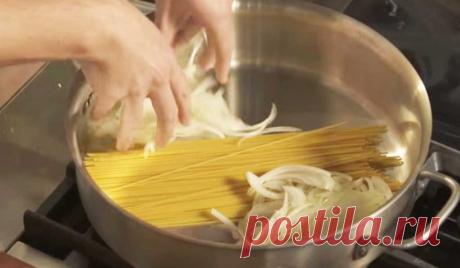 Казалось, она просто соединила сырую вермишель и лук в кастрюле. Но уже через 10 минут все гости подставляли тарелки... Но разве это так важно?