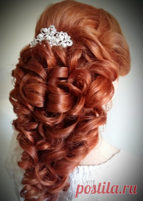 «Полу распущенная свадебная прическа греческая коса создает эффект объема и иллюзию густоты волос, а так же привлекает внимание своим изящным рисунком уложенных локонов.» — карточка пользователя Людмила М. в Яндекс.Коллекциях
