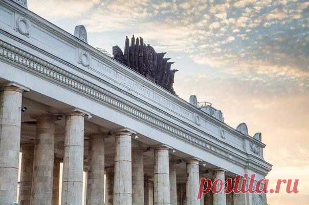 Первого мая откроется вход на смотровую площадку в Парке Горького
На крыше главного входа Парка Горького завершились все работы по строительству новой смотровой площадки. С 1 мая все желающие смогут подняться на лифте на высоту 18 метров и полюбоваться городом.