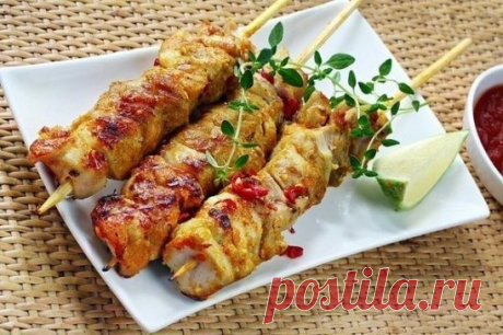 НА МАЁВКУ!
Куриный шашлык на шпажках
Куриное филе 1 кг;
кефир 150 гр;
карри 2 ч.л;
чеснок 2 зубчика;
зелень - 1 пуч.
перец чили - 1 шт.
Соль, перец 0.5 ч.л;
1. Куриное филе помыть, разрезать на порционные кусочки.
2. Маринад для мяса: в кефир добавитьсоль, черный перец,  карри, пропущенный через пресс чеснок, рубленный перец чили по вкусу и зелень.
3. Курицу посолить, поперчить, залить маринадом и оставить на несколько часов мариноваться.
4. Кусочки куриного филе нанизать на деревянные шпаж