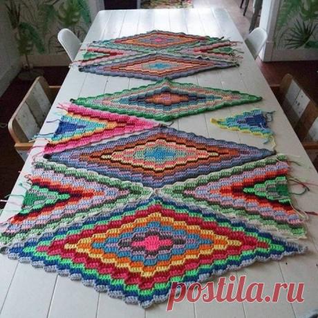 Вяжем яркую и жизнерадостную дорожку с ромбами