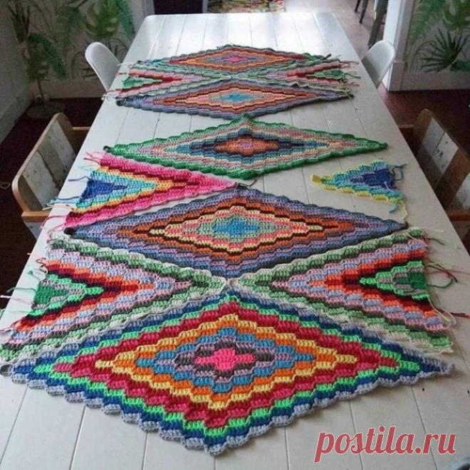 Вяжем яркую и жизнерадостную дорожку с ромбами