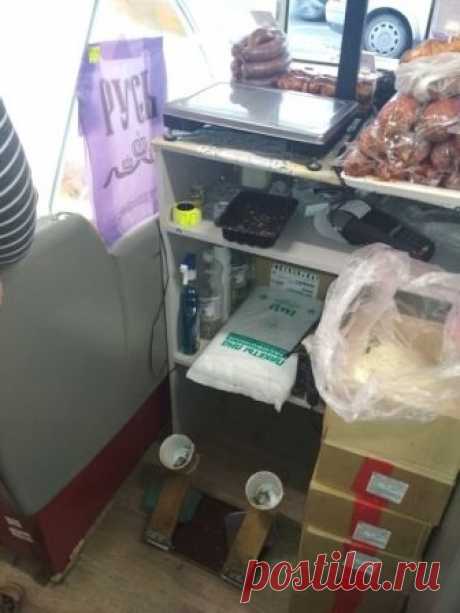 Хитрый способ обмана покупателей в ларьках Ни для кого не секрет, что недобросовестные продавцы могут с легкостью обманывать покупателей, используя для этого различные уловки. Фотография, которую вы увидите в продолжении поста, была сделана в одном из ларьков в Воронеже...