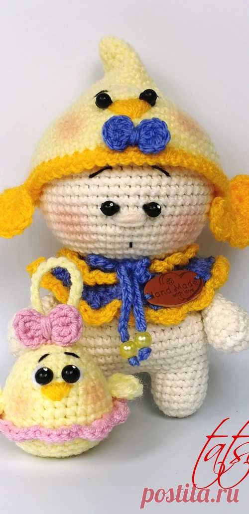 PDF Малыш Цыплёнок крючком. FREE crochet pattern; Аmigurumi doll patterns. Амигуруми схемы и описания на русском. Вязаные игрушки и поделки своими руками #amimore - маленькая кукла, пупс, куколка, пупсик, мальчик, Пасха.