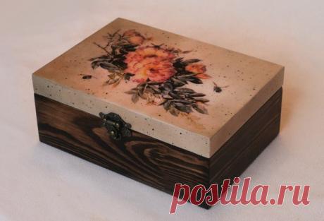 Осталось совсем немного времени до моего выступления на Конференции Университета Декупажа. На предстоящем мастер-классе я планирую показать наиболее часто используемые мной техники: морение древесины битумом, тонкую битумную растяжку, тонирование битумом уголков и сатиново-лаковое покрытие работы. Всех-всех-всех, кому интересны эти способы использования битума и глянцевого лака, я приглашаю на предстоящий открытый вебинар 22 января в 19-00 по Московскому времени. https://n...