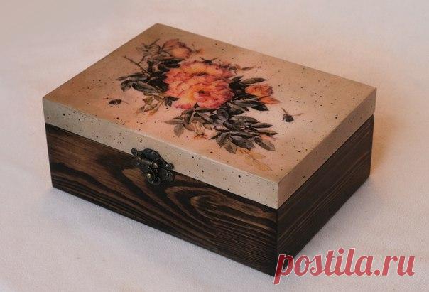 Осталось совсем немного времени до моего выступления на Конференции Университета Декупажа. На предстоящем мастер-классе я планирую показать наиболее часто используемые мной техники: морение древесины битумом, тонкую битумную растяжку, тонирование битумом уголков и сатиново-лаковое покрытие работы. Всех-всех-всех, кому интересны эти способы использования битума и глянцевого лака, я приглашаю на предстоящий открытый вебинар 22 января в 19-00 по Московскому времени. https://n...