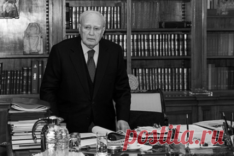 Умер бывший президент Греции. Бывший президент Греции Каролос Папульяс умер в возрасте 92 лет. Он правил страной с 2005-го по 2015 год, в 1980-х и 1990-х годах занимал пост министра иностранных дел. Папульяс был членом левоцентристской партии Всегреческое социалистическое движение (ПАСОК).